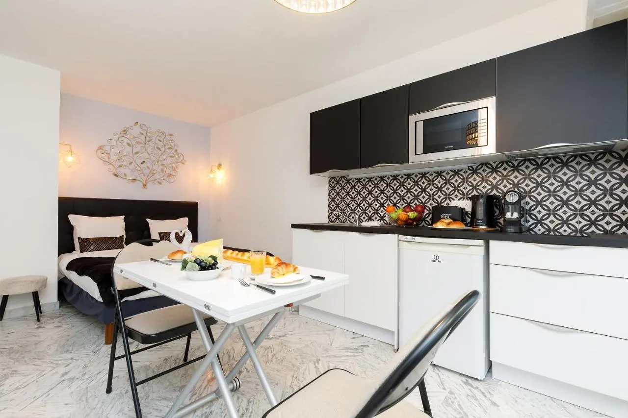 Le Minerve Yourhosthelper كان 0*,  فرنسا